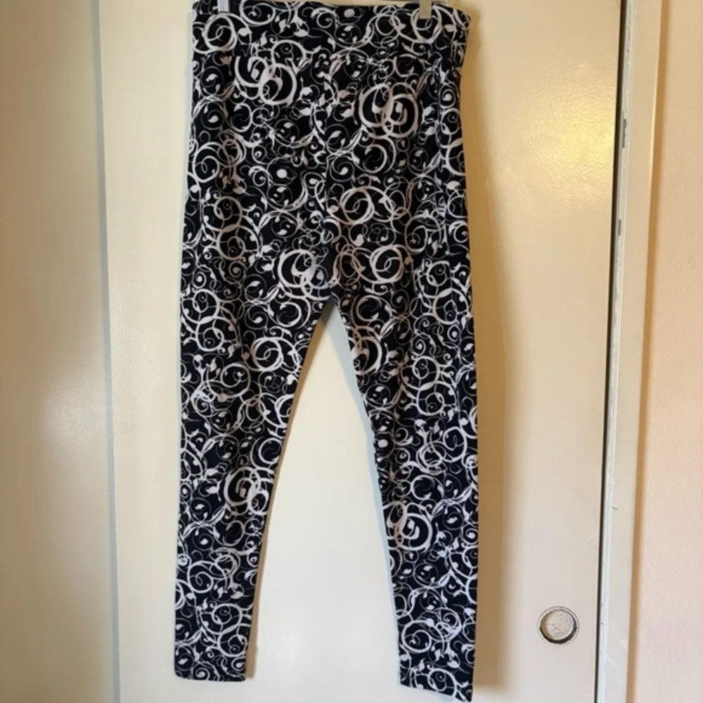 LuLaRoe Leggings Swirl Pattern Womens Tall & Curvy Black White EUC pre-owned HTF